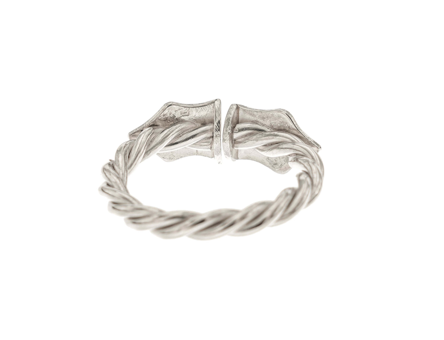 Anello artigianale in argento 925 realizzato nel nostro laboratorio orafo, con testine lisce e personalizzabili tramite incisione. L'immagine mostra l'anello , visto da retro, evidenziando la finitura liscia della fascia in argento e l'eleganza del design. Le testine, visibili nella parte superiore, sono pronte per essere personalizzate con un'incisione su misura, creando un gioiello unico e personale. La luce riflette delicatamente sulla superficie dell'argento, accentuando la sua lucentezza natur