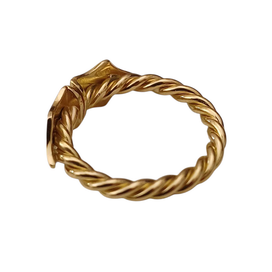 Anello Cordone Livornese in oro giallo 750 su fondo bianco, vista tre quarti con cordone ritorto e testine