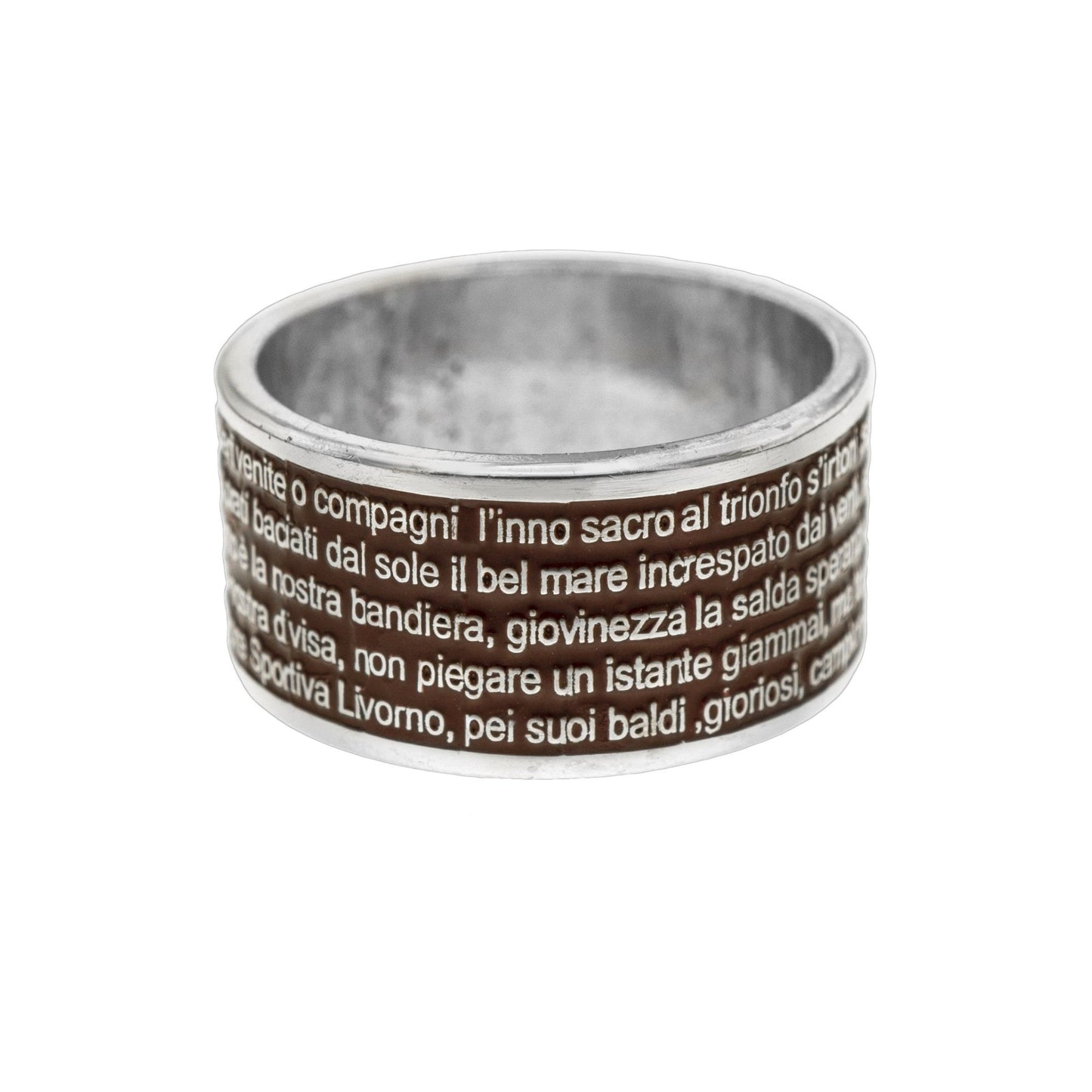 Immagina di indossare un anello a fascia di 9 mm, realizzato con cura nel nostro laboratorio orafo. La superficie liscia al tatto è interrotta da un'incisione raffinata: le parole dell'inno dell'US Livorno, scolpite con precisione grazie alla tecnica laser, sono vivacizzate da uno smalto a caldo che conferisce profondità e contrasto. Questo gioiello personalizzato celebra la passione calcistica con eleganza e orgoglio. Perfetto per chi desidera portare sempre con sé l'essenza della propria squadra del cuore