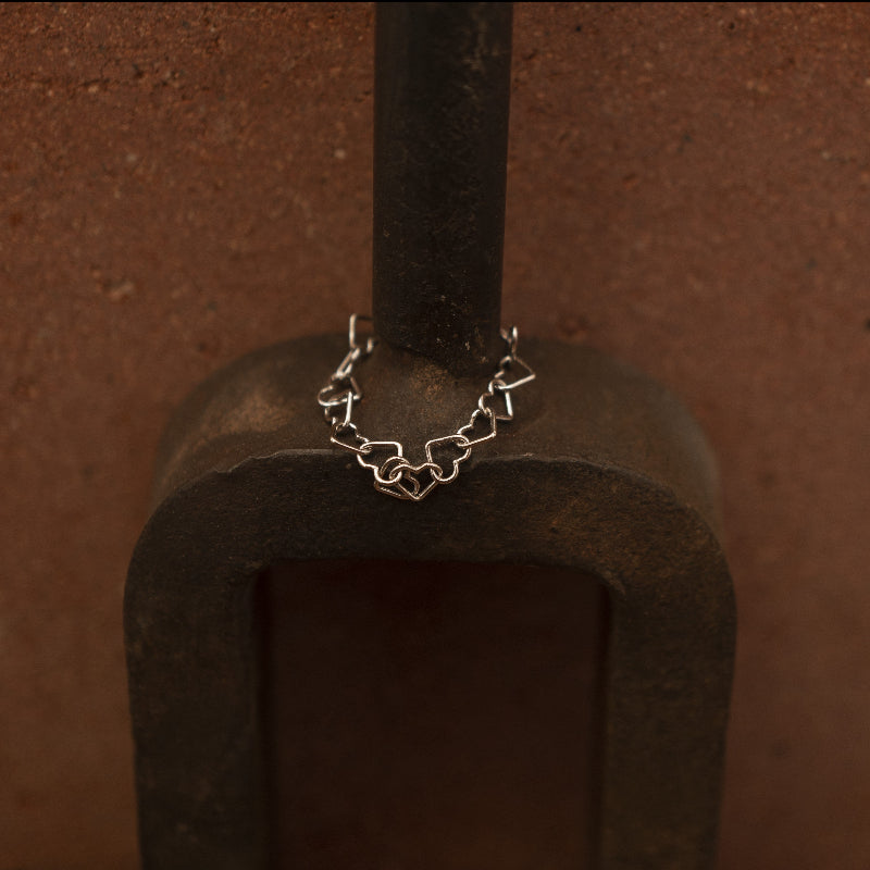 Questo anello è composto da una serie di maglie intrecciate a forma di cuore 💕, realizzate in argento 925 con un design raffinato. Al tatto è liscio e leggero, mentre la superficie lucida riflette la luce con eleganza. Disponibile in tre varianti: bianco luminoso, rosa romantico e giallo caldo, ogni versione racconta un’emozione unica. È un gioiello simbolico, perfetto per chi desidera indossare l’amore e l’armonia.