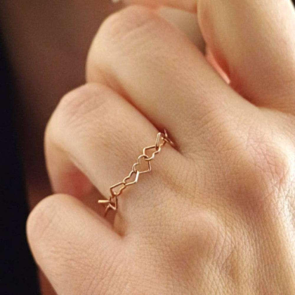Questo anello è composto da una serie di maglie intrecciate a forma di cuore 💕, realizzate in argento 925 con un design raffinato. Al tatto è liscio e leggero, mentre la superficie lucida riflette la luce con eleganza. Disponibile in tre varianti: bianco luminoso, rosa romantico e giallo caldo, ogni versione racconta un’emozione unica. È un gioiello simbolico, perfetto per chi desidera indossare l’amore e l’armonia.