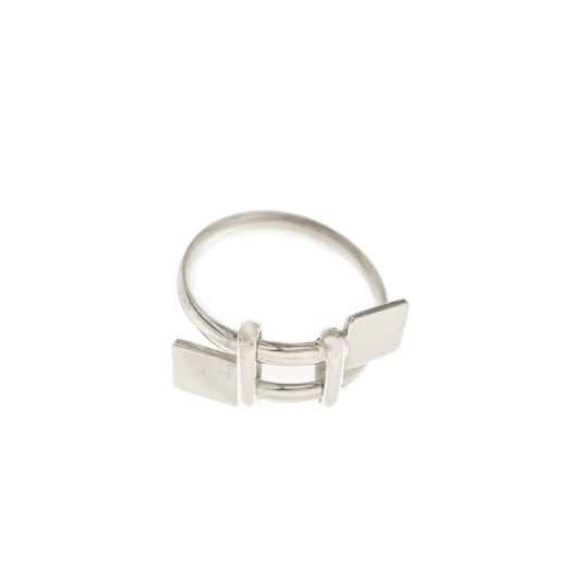 L'anello Mascotte in argento 925 è realizzato interamente a mano da un esperto laboratorio orafo di Livorno. Si distingue per un design unico, dove le testine possono essere incise e personalizzate. Al tatto, la superficie dell’anello è liscia e ben definita, con dettagli precisi che raccontano una lavorazione artigianale accurata. È un gioiello versatile, che unisce eleganza e tradizione, pensato per chi cerca qualcosa di unico e su misura.