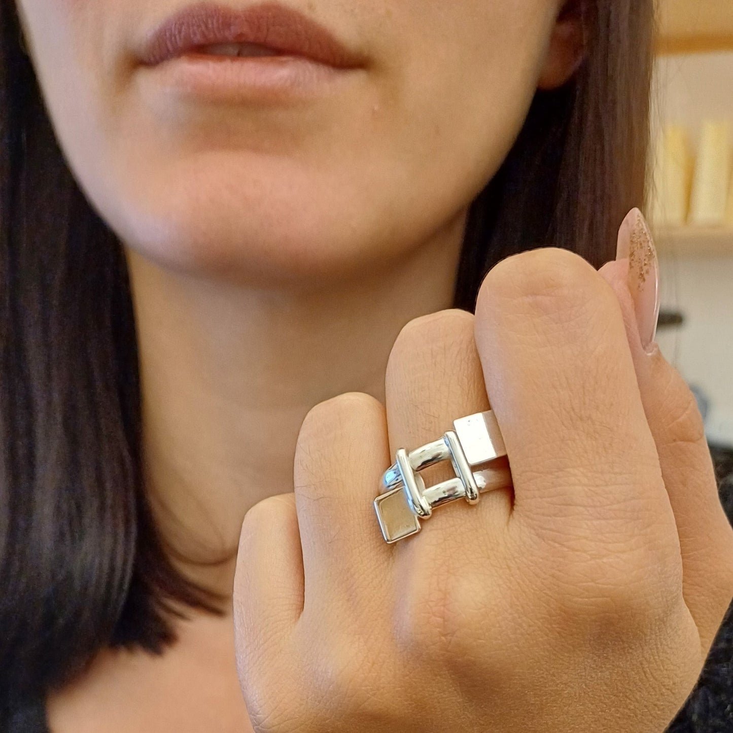 L'anello Mascotte in argento 925 è realizzato interamente a mano da un esperto laboratorio orafo di Livorno. Si distingue per un design unico, dove le testine possono essere incise e personalizzate. Al tatto, la superficie dell’anello è liscia e ben definita, con dettagli precisi che raccontano una lavorazione artigianale accurata. È un gioiello versatile, che unisce eleganza e tradizione, pensato per chi cerca qualcosa di unico e su misura.