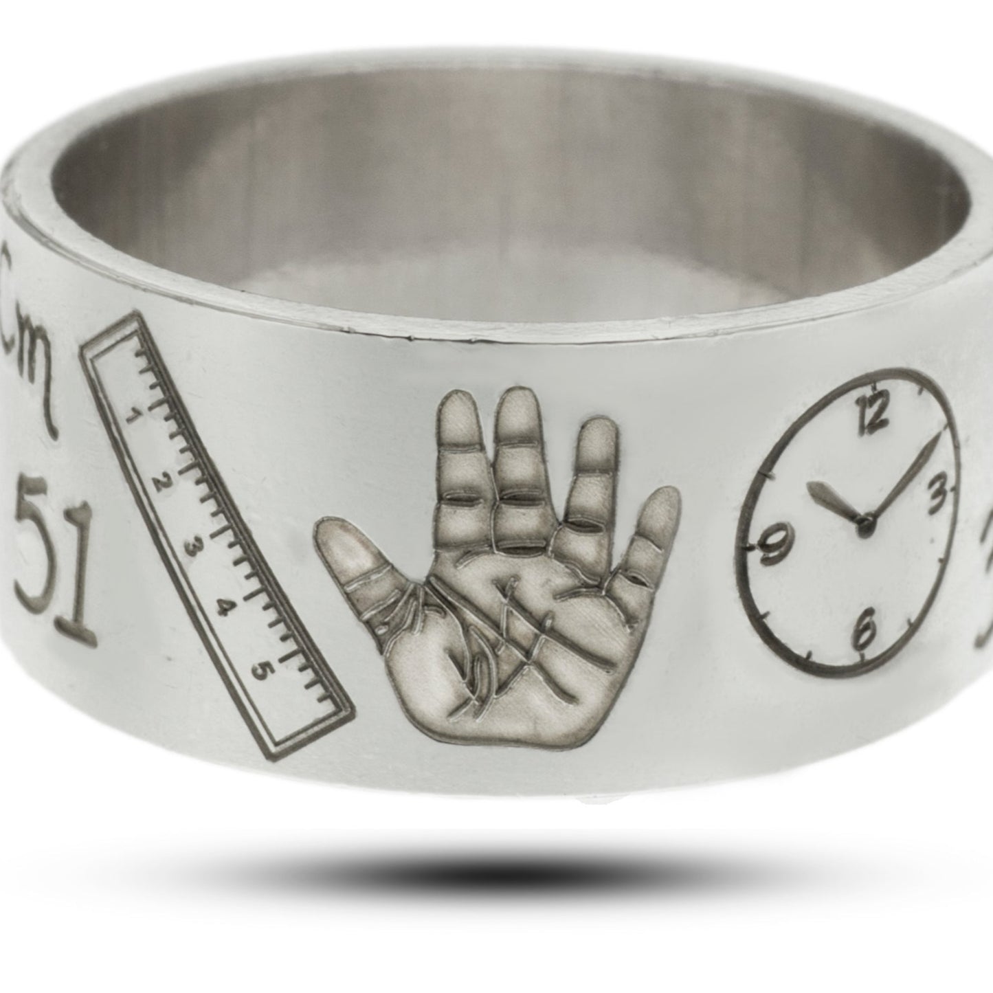 Anello Nascita in argento 925, altezza 1 cm, con incisione personalizzata: impronta della mano, ora e lunghezza del neonato. Un ricordo speciale da indossare ogni giorno, pensato per celebrare l’arrivo di una nuova vita. Perfetto come dono alla mamma o al papà, un gioiello che porta con sé emozione, amore e memoria.