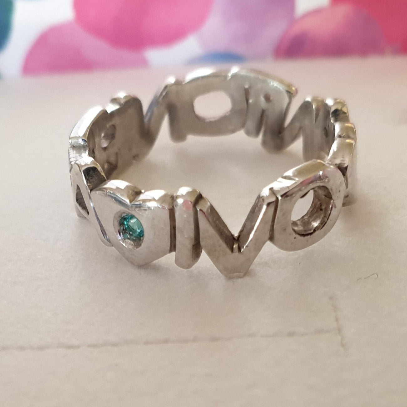 💍 Un anello, un legame, un'emozione incisa per sempre. Questo anello a fascetta in argento, realizzato nel Laboratorio Orafo Martini Gioielli, è il perfetto equilibrio tra eleganza e personalizzazione. Ogni nome viene traforato a laser, trasformando il metallo in una storia da indossare. Leggero, raffinato e personalizzabile nell'altezza della fascia, si adatta al tuo stile e alle tue emozioni. Perfetto come simbolo di affetto, amicizia o amore, è un regalo speciale che parla di te. Scegli i nomi più impor