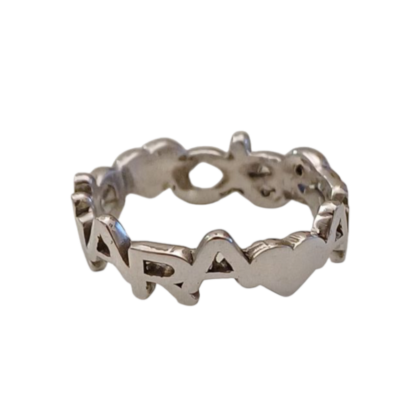 💍 Un anello, un legame, un'emozione incisa per sempre. Questo anello a fascetta in argento, realizzato nel Laboratorio Orafo Martini Gioielli, è il perfetto equilibrio tra eleganza e personalizzazione. Ogni nome viene traforato a laser, trasformando il metallo in una storia da indossare. Leggero, raffinato e personalizzabile nell'altezza della fascia, si adatta al tuo stile e alle tue emozioni. Perfetto come simbolo di affetto, amicizia o amore, è un regalo speciale che parla di te. Scegli i nomi più impor
