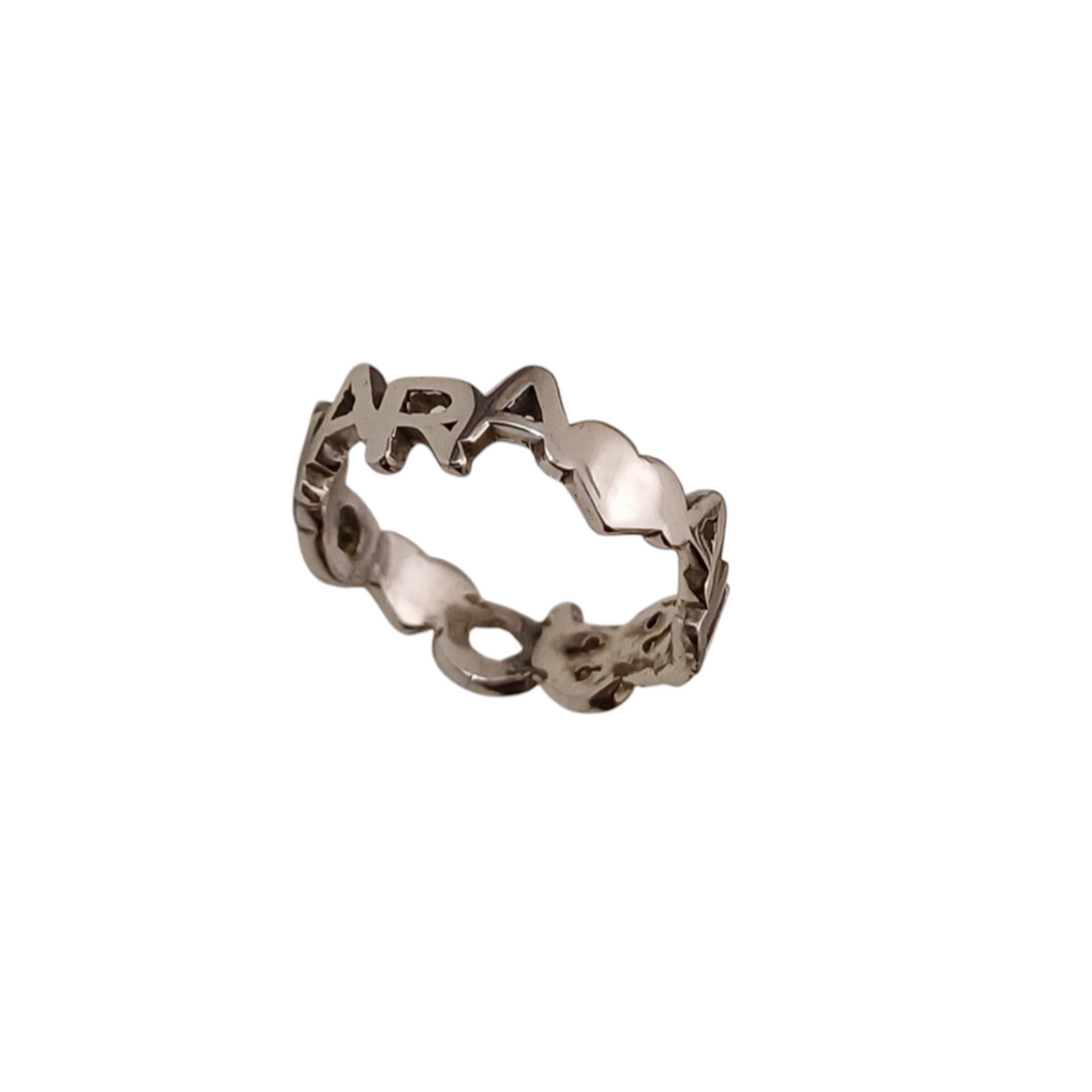 L’anello è una fascetta liscia e leggera, con lettere incise che emergono in rilievo come piccole finestre tra il metallo. Ogni nome è traforato con precisione, creando un gioco di luci e ombre tra le dita. La superficie è liscia e raffinata, con bordi delicati al tatto. Personalizzabile nell’altezza, questo anello personalizzato in argento racchiude nomi e significati preziosi, trasformandoli in un gioiello da sentire sulla pelle… e nel cuore.