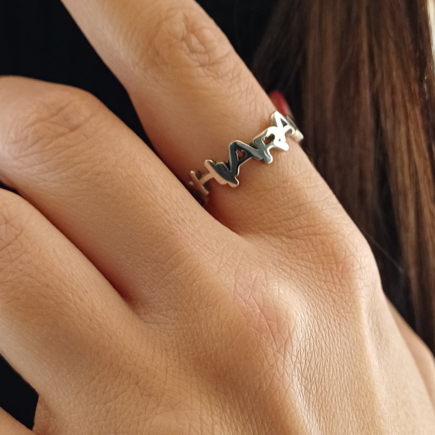 💍 Un anello, un legame, un'emozione incisa per sempre. Questo anello a fascetta in argento, realizzato nel Laboratorio Orafo Martini Gioielli, è il perfetto equilibrio tra eleganza e personalizzazione. Ogni nome viene traforato a laser, trasformando il metallo in una storia da indossare. Leggero, raffinato e personalizzabile nell'altezza della fascia, si adatta al tuo stile e alle tue emozioni. Perfetto come simbolo di affetto, amicizia o amore, è un regalo speciale che parla di te. Scegli i nomi più impor
