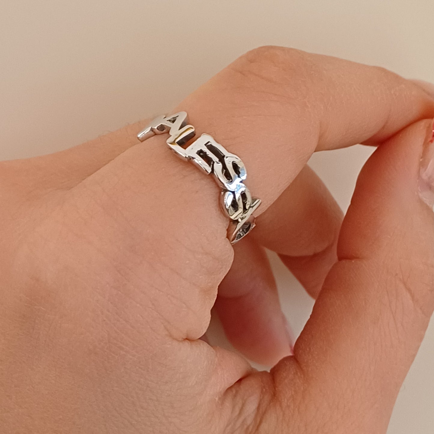 💍 Un anello, un legame, un'emozione incisa per sempre. Questo anello a fascetta in argento, realizzato nel Laboratorio Orafo Martini Gioielli, è il perfetto equilibrio tra eleganza e personalizzazione. Ogni nome viene traforato a laser, trasformando il metallo in una storia da indossare. Leggero, raffinato e personalizzabile nell'altezza della fascia, si adatta al tuo stile e alle tue emozioni. Perfetto come simbolo di affetto, amicizia o amore, è un regalo speciale che parla di te. Scegli i nomi più impor
