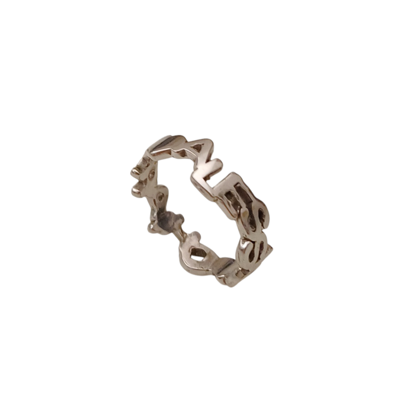 💍 Un anello, un legame, un'emozione incisa per sempre. Questo anello a fascetta in argento, realizzato nel Laboratorio Orafo Martini Gioielli, è il perfetto equilibrio tra eleganza e personalizzazione. Ogni nome viene traforato a laser, trasformando il metallo in una storia da indossare. Leggero, raffinato e personalizzabile nell'altezza della fascia, si adatta al tuo stile e alle tue emozioni. Perfetto come simbolo di affetto, amicizia o amore, è un regalo speciale che parla di te. Scegli i nomi più impor