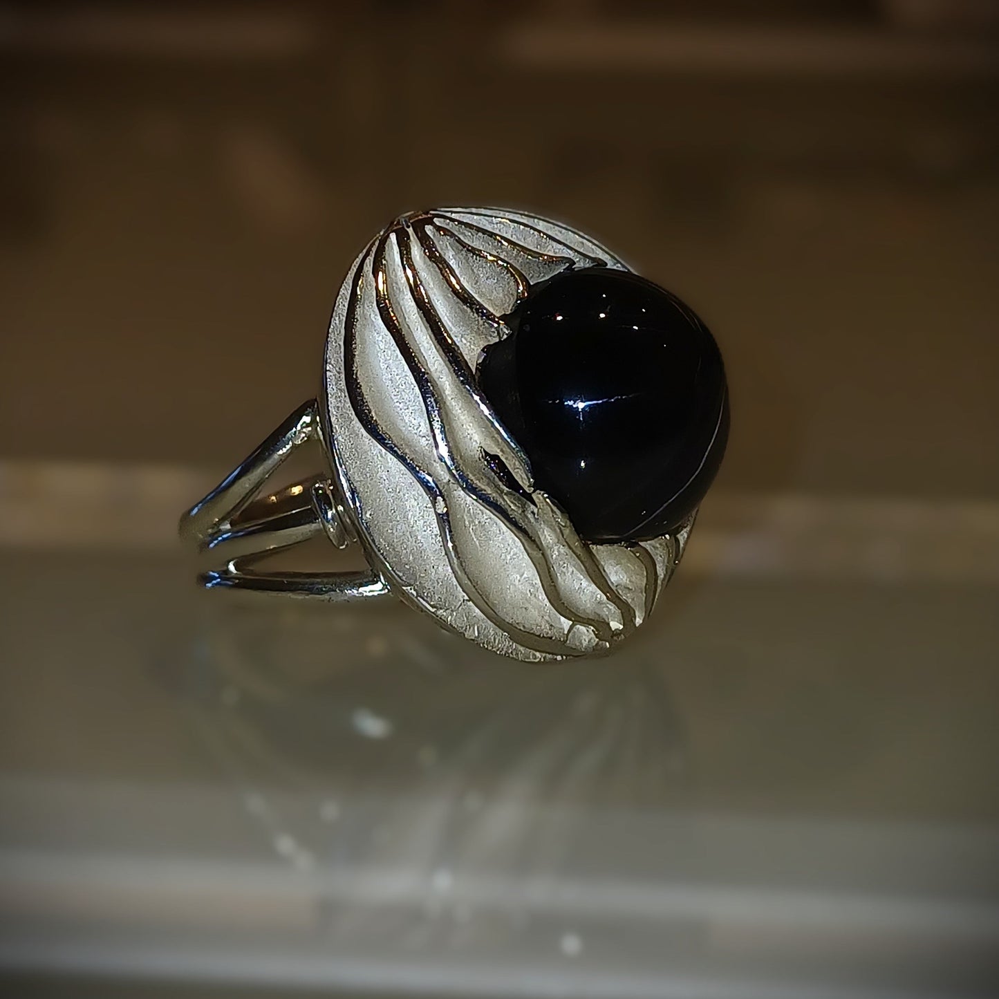 Anello in argento con diopside naturale, misura 14. Prezzo: €320. Un gioiello artigianale che unisce eleganza e significato.