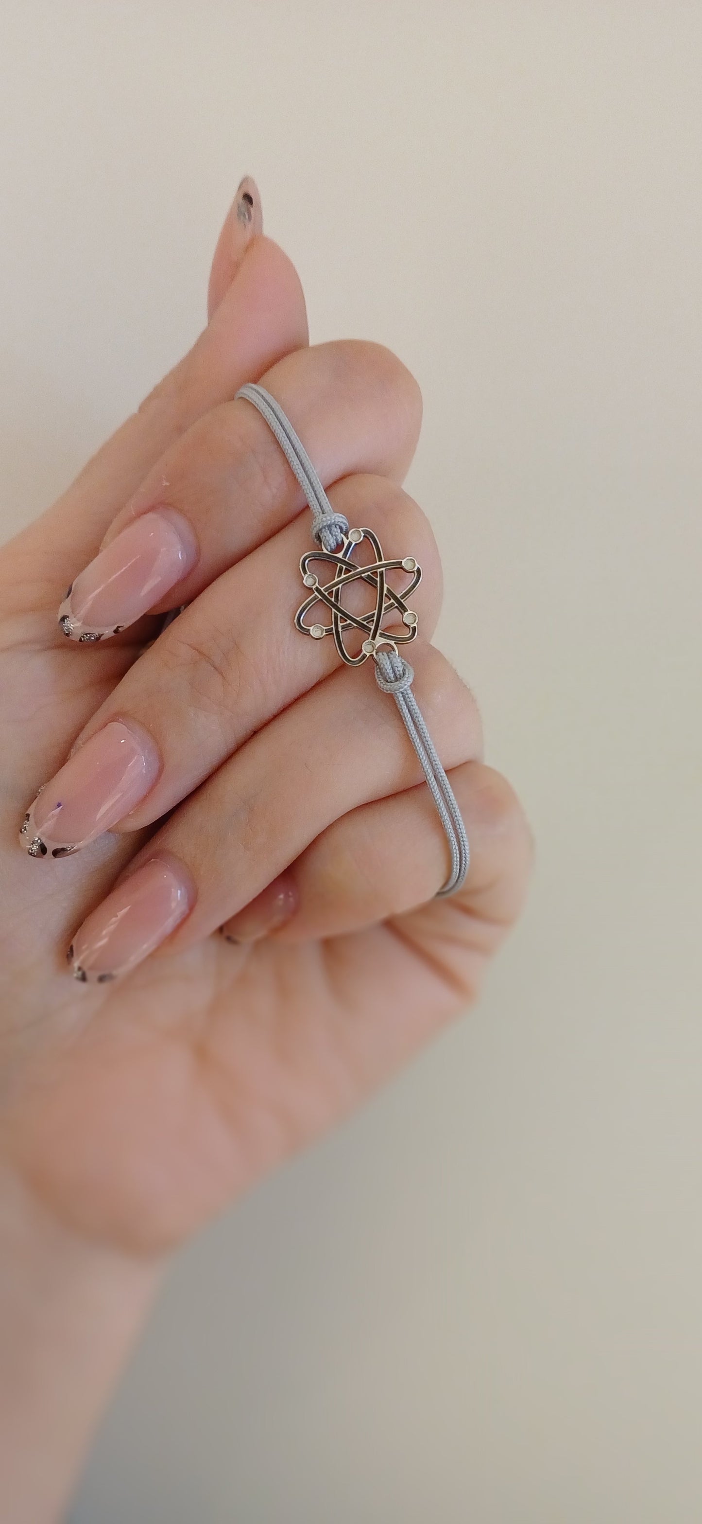 Ogni bracciale viene realizzato nel nostro laboratorio orafo a Livorno, con la cura e l’attenzione che mettiamo in ogni creazione.
Il pendente è lavorato in argento 925 anallergico, rifinito a mano per garantire qualità e durata nel tempo.