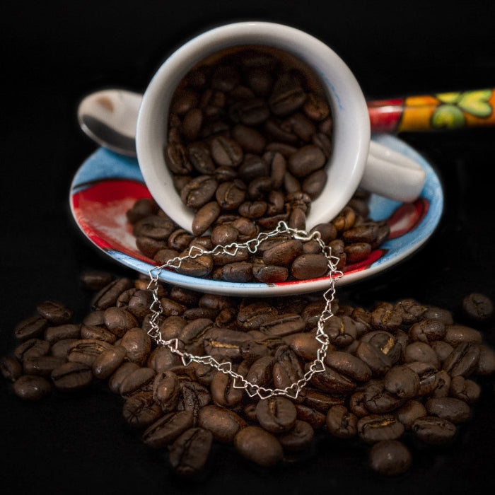 Immagina un bracciale delicato e leggero, composto da una fila di piccoli cuori, questo bracciale è realizzato con un sottile filo d’argento, lucido e liscio al tatto. Il design è semplice ma ricco di significato, ideale per chi ama dettagli raffinati e romantici. Il bracciale, venduto dal nostro laboratorio orafo a Livorno, scivola dolcemente sul polso, regalando una sensazione di leggerezza e una carezza che accompagna ogni movimento.