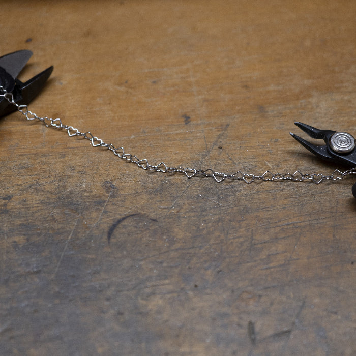 Immagina un bracciale delicato e leggero, composto da una fila di piccoli cuori, questo bracciale è realizzato con un sottile filo d’argento, lucido e liscio al tatto. Il design è semplice ma ricco di significato, ideale per chi ama dettagli raffinati e romantici. Il bracciale, venduto dal nostro laboratorio orafo a Livorno, scivola dolcemente sul polso, regalando una sensazione di leggerezza e una carezza che accompagna ogni movimento.