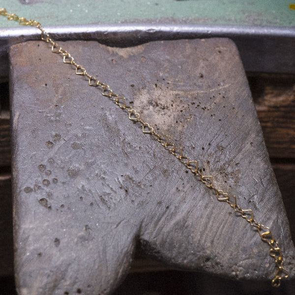 Immagina un bracciale delicato e leggero, composto da una fila di piccoli cuori, questo bracciale è realizzato con un sottile filo d’argento, lucido e liscio al tatto. Il design è semplice ma ricco di significato, ideale per chi ama dettagli raffinati e romantici. Il bracciale, venduto dal nostro laboratorio orafo a Livorno, scivola dolcemente sul polso, regalando una sensazione di leggerezza e una carezza che accompagna ogni movimento.