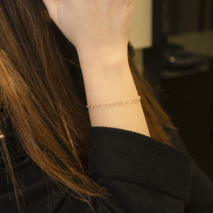 Immagina un bracciale delicato e leggero, composto da una fila di piccoli cuori, questo bracciale è realizzato con un sottile filo d’argento, lucido e liscio al tatto. Il design è semplice ma ricco di significato, ideale per chi ama dettagli raffinati e romantici. Il bracciale, venduto dal nostro laboratorio orafo a Livorno, scivola dolcemente sul polso, regalando una sensazione di leggerezza e una carezza che accompagna ogni movimento.