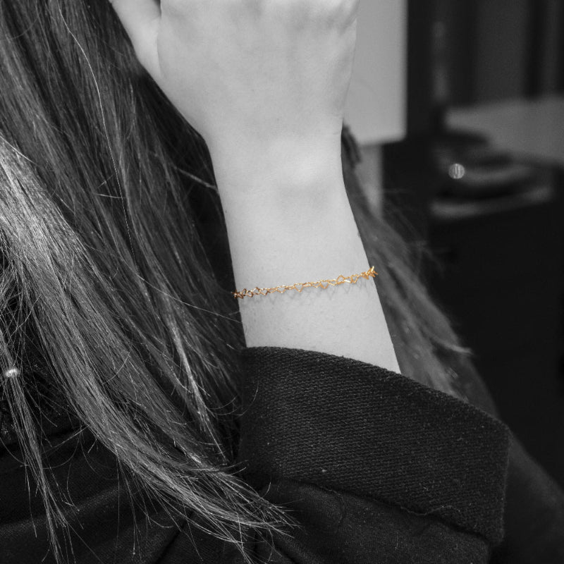 Immagina un bracciale delicato e leggero, composto da una fila di piccoli cuori, questo bracciale è realizzato con un sottile filo d’argento, lucido e liscio al tatto. Il design è semplice ma ricco di significato, ideale per chi ama dettagli raffinati e romantici. Il bracciale, venduto dal nostro laboratorio orafo a Livorno, scivola dolcemente sul polso, regalando una sensazione di leggerezza e una carezza che accompagna ogni movimento.
