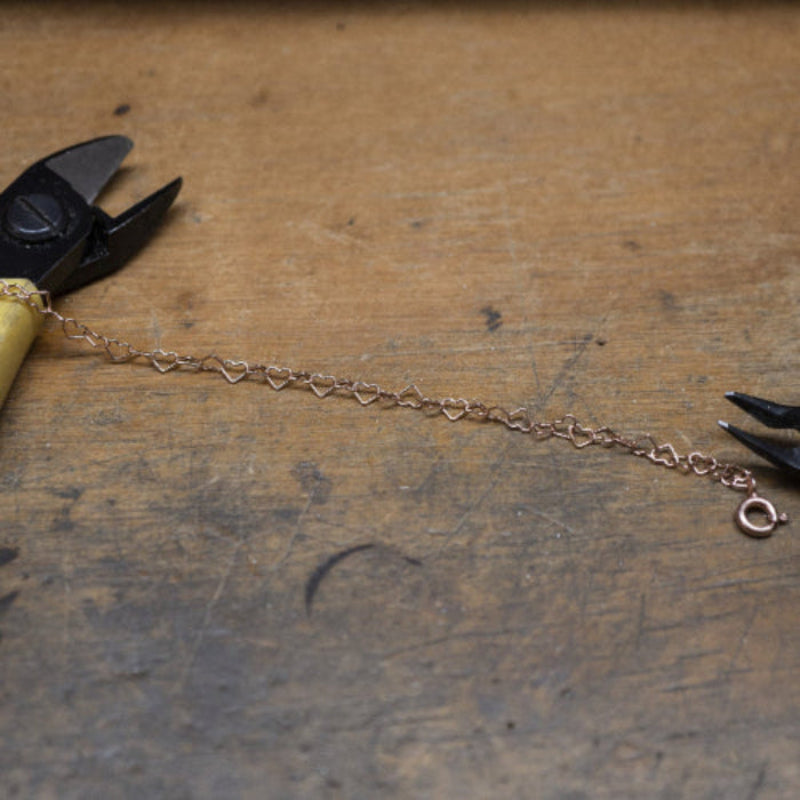 Immagina un bracciale delicato e leggero, composto da una fila di piccoli cuori, questo bracciale è realizzato con un sottile filo d’argento, lucido e liscio al tatto. Il design è semplice ma ricco di significato, ideale per chi ama dettagli raffinati e romantici. Il bracciale, venduto dal nostro laboratorio orafo a Livorno, scivola dolcemente sul polso, regalando una sensazione di leggerezza e una carezza che accompagna ogni movimento.