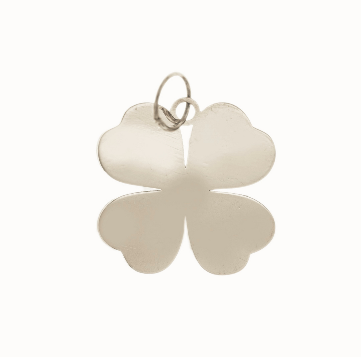 Ciondolo Quadrifoglio in oro giallo, bianco o argento 925°, rifinito a mano. Altezza 15 mm. Un gioiello portafortuna elegante e luminoso, ideale come regalo o come simbolo personale di fortuna e felicità.