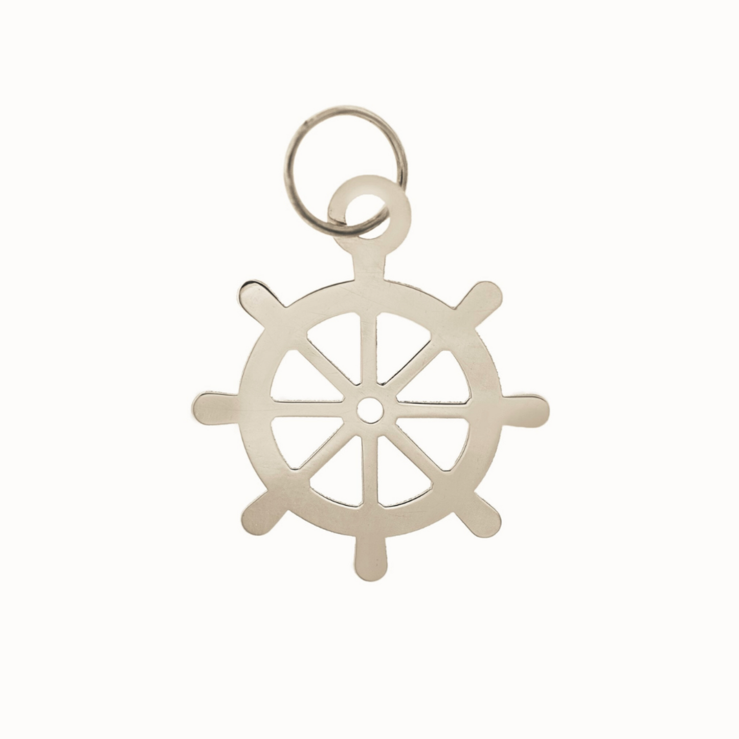 Ciondolo Timone in oro giallo, bianco o argento 925°, rifinito a mano. Altezza 15 mm. Simbolo di guida, forza e libertà, ideale per chi ama il mare o come regalo di buon auspicio per nuove avventure.