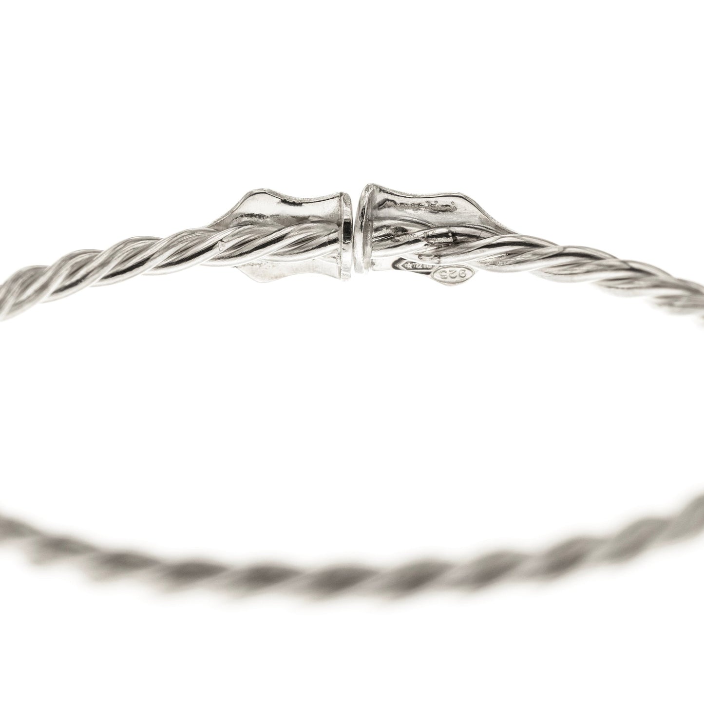 Il cordone è un bracciale tipico di Livorno. Ha un intreccio fatto a mano. Le due testine finali possono avere incisioni, iniziali o pietre. In passato era in oro, usato come bene rifugio. Oggi lo creiamo anche in argento 925, anallergico. Ogni bracciale è fatto a mano nel nostro laboratorio. È personalizzabile con incisioni e misura del polso. Un gioiello unico, che unisce tradizione e artigianato, pensato per adattarsi a te.