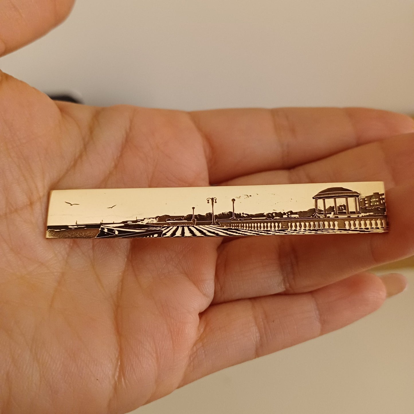 Anello a fascia in oro o argento 925 inciso con un disegno raffinato che raffigura la Terrazza Mascagni di Livorno. La superficie è liscia e ampia, con dettagli accurati e precisi grazie alla lavorazione al laser. Questo gioiello è stato realizzato da un laboratorio orafo a Livorno, noto per creare gioielli personalizzati che fondono artigianato e modernità. Un accessorio dal design unico che racconta il legame con il territorio e la sua bellezza.