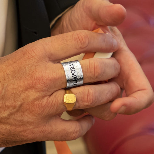 fOTO anello Medium con fascia alta di 15 mm in argento 925, realizzato a mano nel nostro laboratorio orafo, con incisione personalizzabile e smaltatura. incisione interna, personalizzata e numerata foto indossata