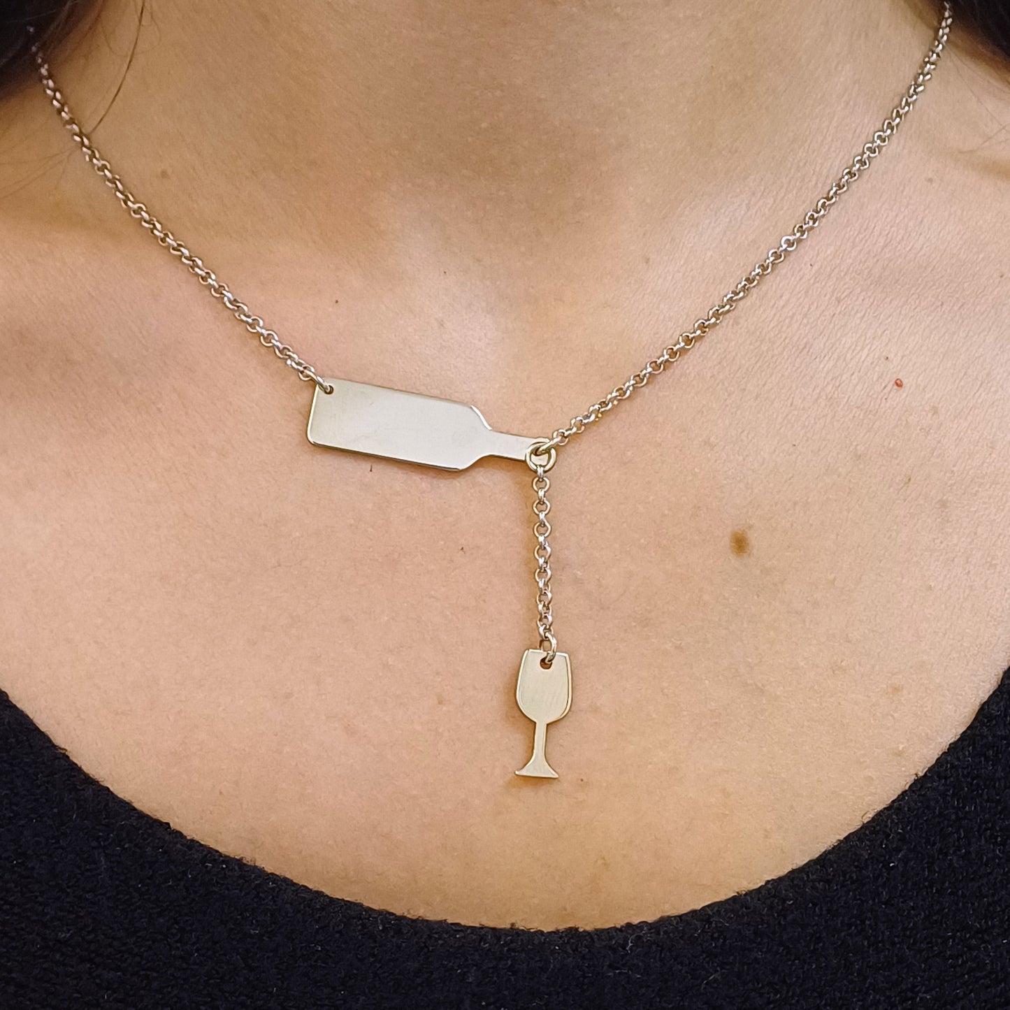 Questo girocollo della linea "Passioni" è un gioiello unico e realizzato a mano in argento 925 nel nostro laboratorio orafo a Livorno. Il design rappresenta una piccola bottiglia inclinata, da cui sembra versare il vino in un elegante bicchiere. Entrambi i ciondoli, bottiglia e bicchiere, sono smaltati in un profondo rosso bordeaux, creando un effetto realistico che richiama la passione per il vino. La catenina in argento è leggera, confortevole e si adatta ad ogni outfit