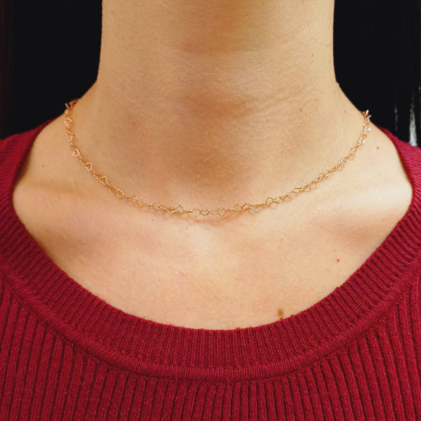 Questo girocollo sottile è formato da una catena delicata composta interamente da piccoli cuoria filo, traforati e collegati tra loro. Disponibile in argento 925 nelle tre varianto Bianco, Dorato e Ramato, è un gioiello esclusivo dal design leggero e raffinato. Venduto nel nostro laboratorio orafo di Livorno, è pensato per chi ama eleganza e semplicità, perfetto sia per il quotidiano che per occasioni speciali.