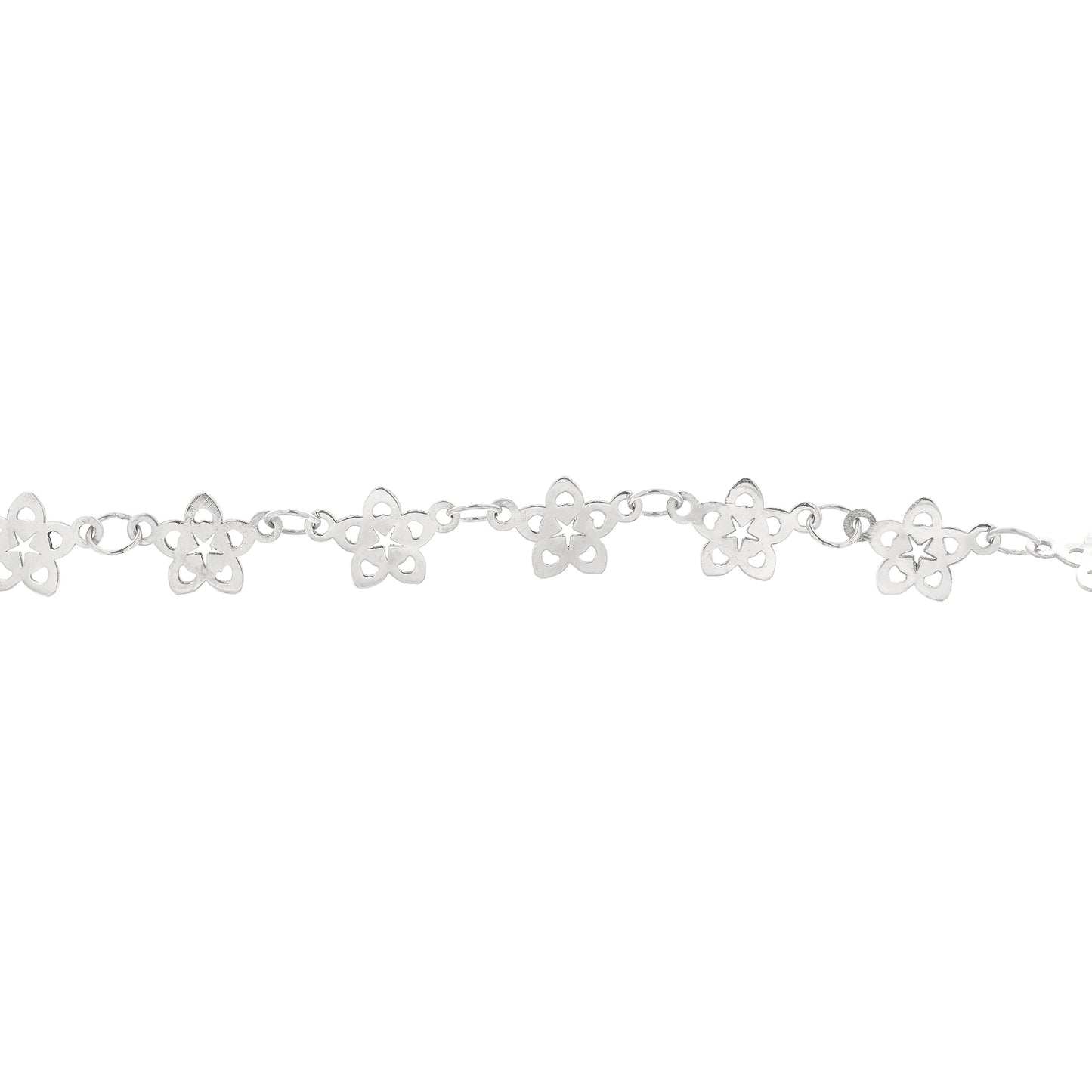 Questo girocollo in oro è un intreccio raffinato di piccoli fiori traforati, uniti tra loro per formare una catena leggera e delicata. Il metallo, dal colore caldo e brillante, riflette la luce con eleganza. Il tocco è liscio e sottile, ma la lavorazione artigianale aggiunge una sensazione di autenticità e unicità. Il girocollo è realizzato con taglio laser e rifinito a mano, unendo tradizione e innovazione nel nostro laboratorio orafo a Livorno.