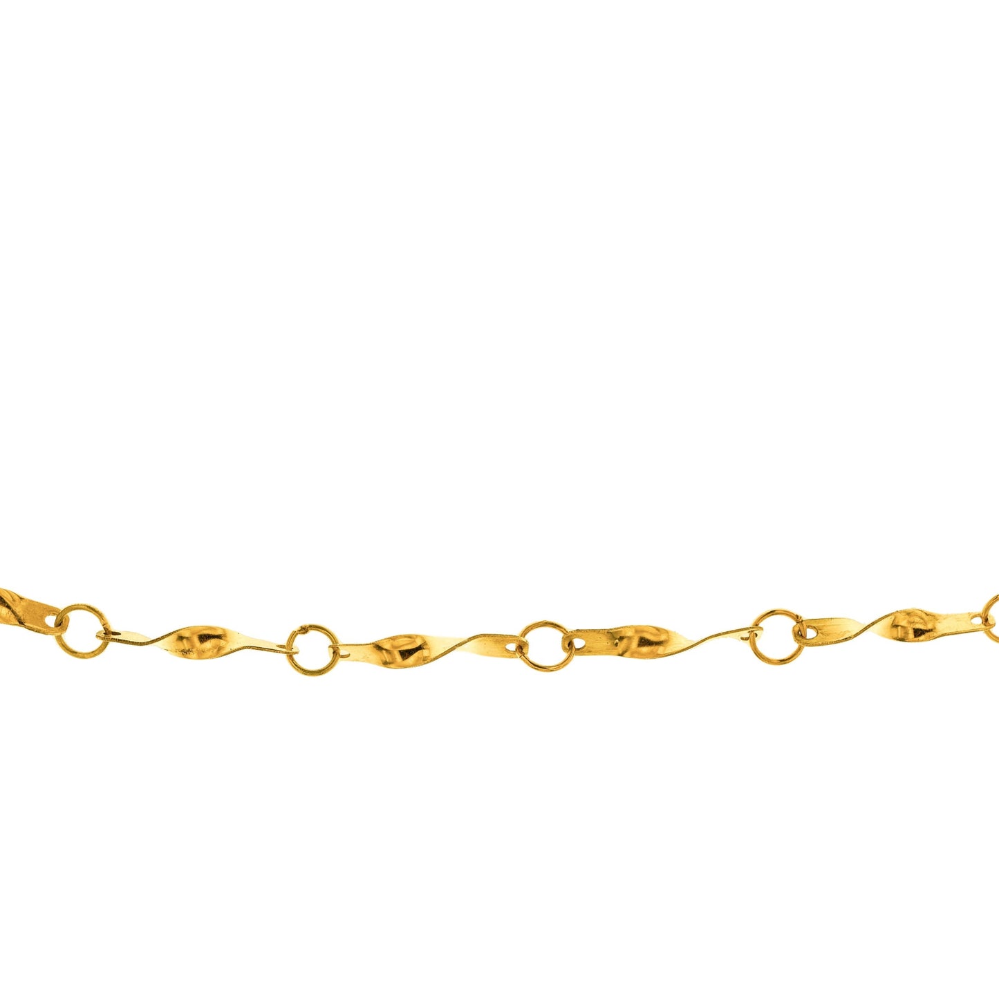 Questo girocollo in oro è creato da maglie intrecciate, unite tra loro per formare una catena leggera e delicata. Il metallo, dal colore caldo e brillante, riflette la luce con eleganza. Il tocco è liscio e sottile, ma la lavorazione artigianale aggiunge una sensazione di autenticità e unicità. Il girocollo è realizzato con taglio laser e rifinito a mano, unendo tradizione e innovazione nel nostro laboratorio orafo a Livorno.