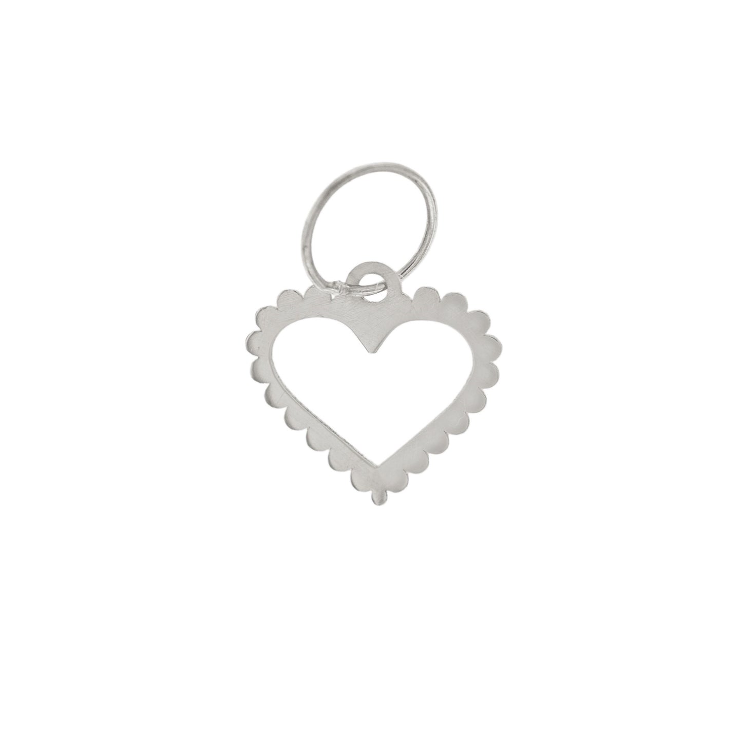 uesto ciondolo a forma di cuore è in argento 925, leggero e vuoto al centro, con un bordo intagliato che ricorda una fila di piccoli petali. Al tatto, risulta delicato ma ben definito, con una sensazione morbida lungo i bordi e una struttura robusta nonostante la sua leggerezza. Ogni angolo è lavorato a mano con cura, creando una piacevole sensazione sotto le dita. La sua forma semplice e aperta è pensata per chi ama gioielli raffinati e dal tocco romantico.