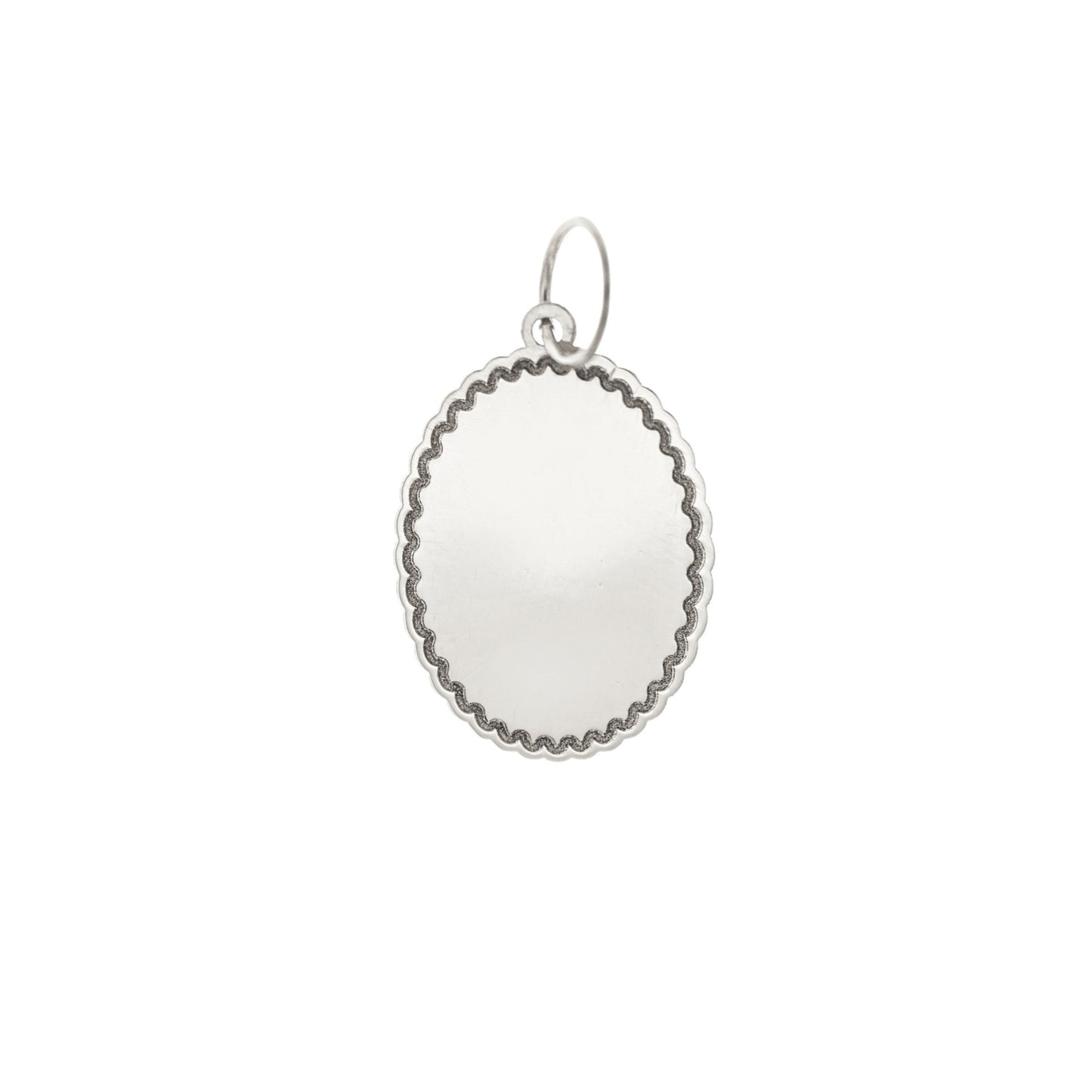 Medaglia di forma ovale, alta 15 millimetri, con superficie liscia e lucida. Il bordo esterno ha una lavorazione ondulata, simile a un pizzo sottile. È disponibile in oro 18 carati o argento 925, ed è realizzata a mano nel nostro laboratorio. Il ciondolo è leggero, sottile e pensato per essere personalizzato con un’incisione. Si può indossare al collo o regalare come ricordo speciale. Al tatto è liscio e brillante, con un bordo delicatamente scolpito.