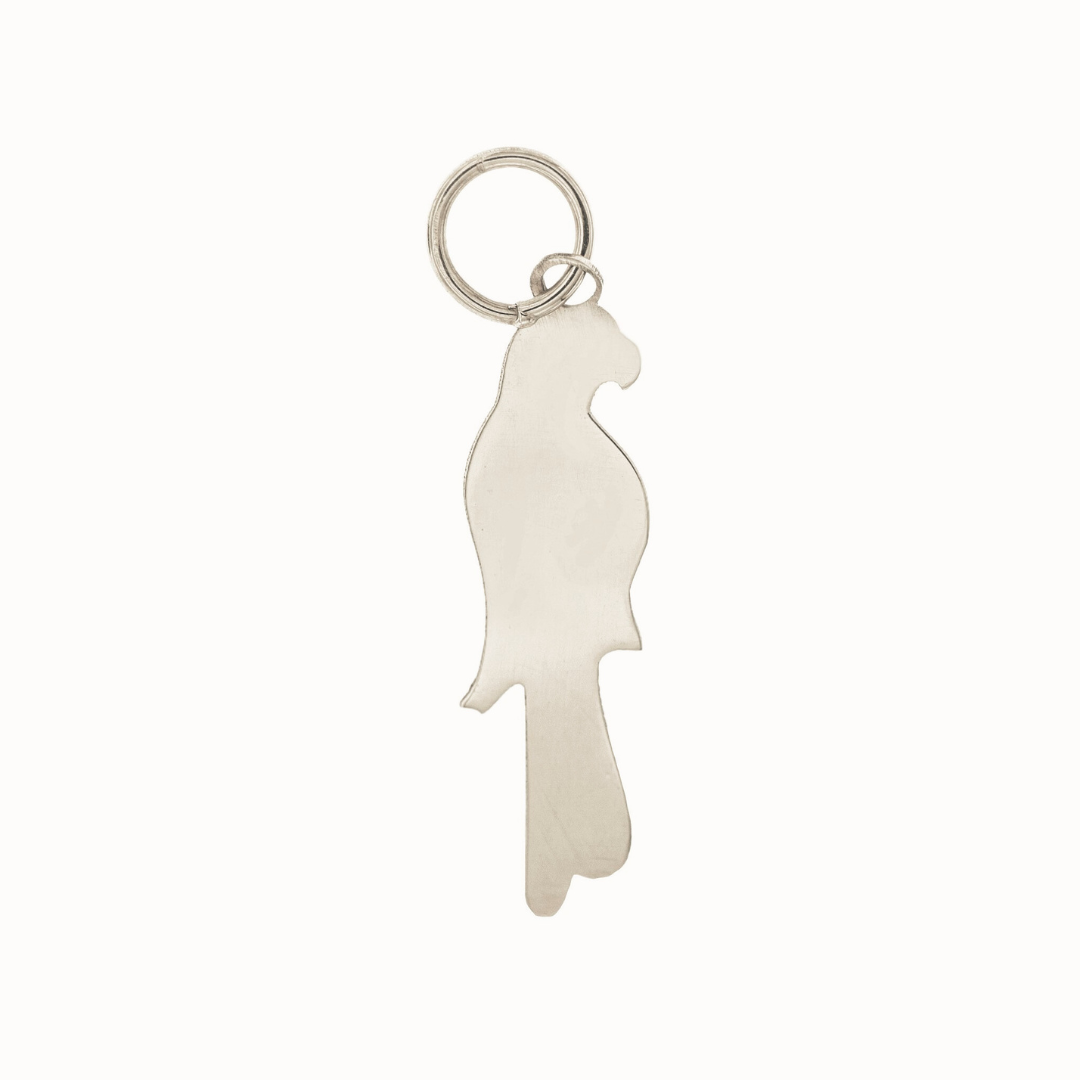 Medaglia artigianale in oro giallo, bianco o argento 925°, raffigurante il pappagallo. Altezza 18 mm. Un gioiello simbolo di libertà, creatività e gioia, perfetto da indossare o regalare.