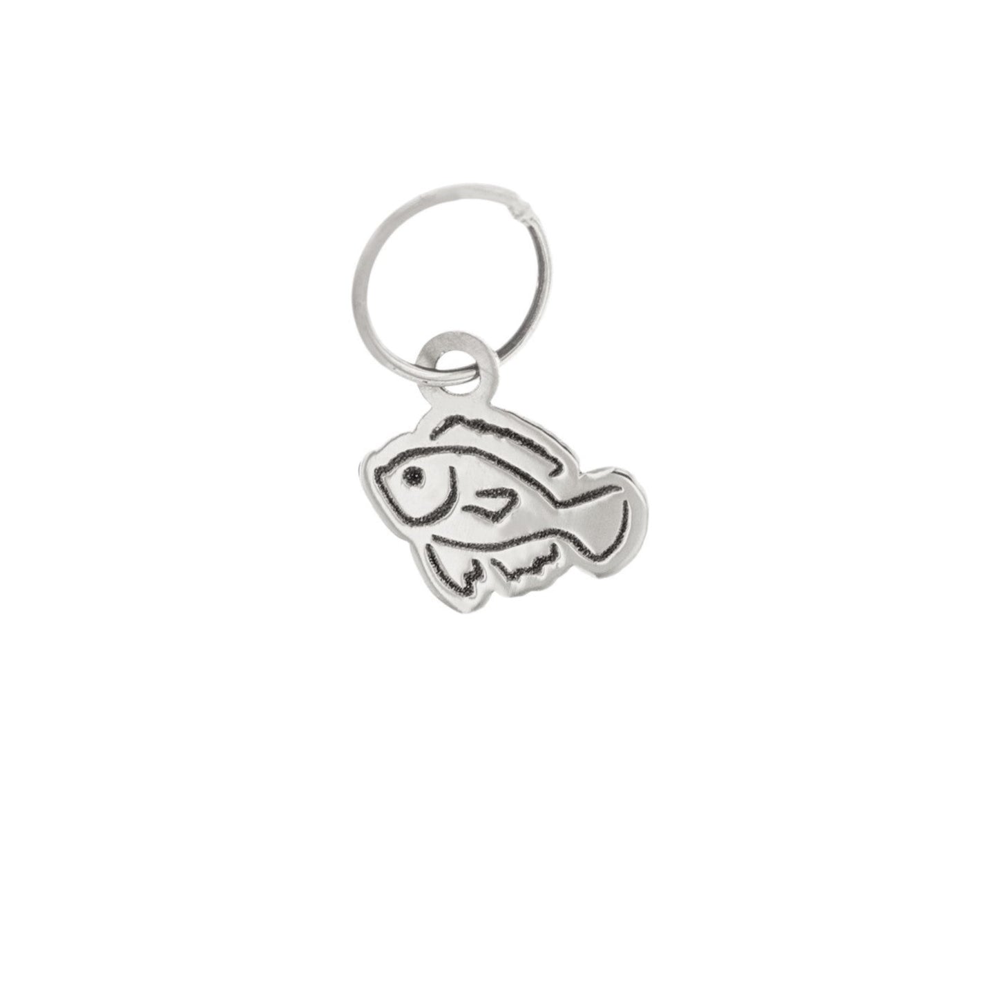 Medaglia in oro giallo o bianco. Raffigura un pesce inciso a laser, simbolo di libertà e rinascita. Disponibile in due modelli: una versione scavata, dal design più grande e arioso, con altezza 13 mm, e una versione incisa, piccola e discreta, con altezza 6 mm. Realizzata interamente a mano, è leggera e facile da indossare. Gioiello dal significato simbolico, perfetto come regalo o come portafortuna personale.
