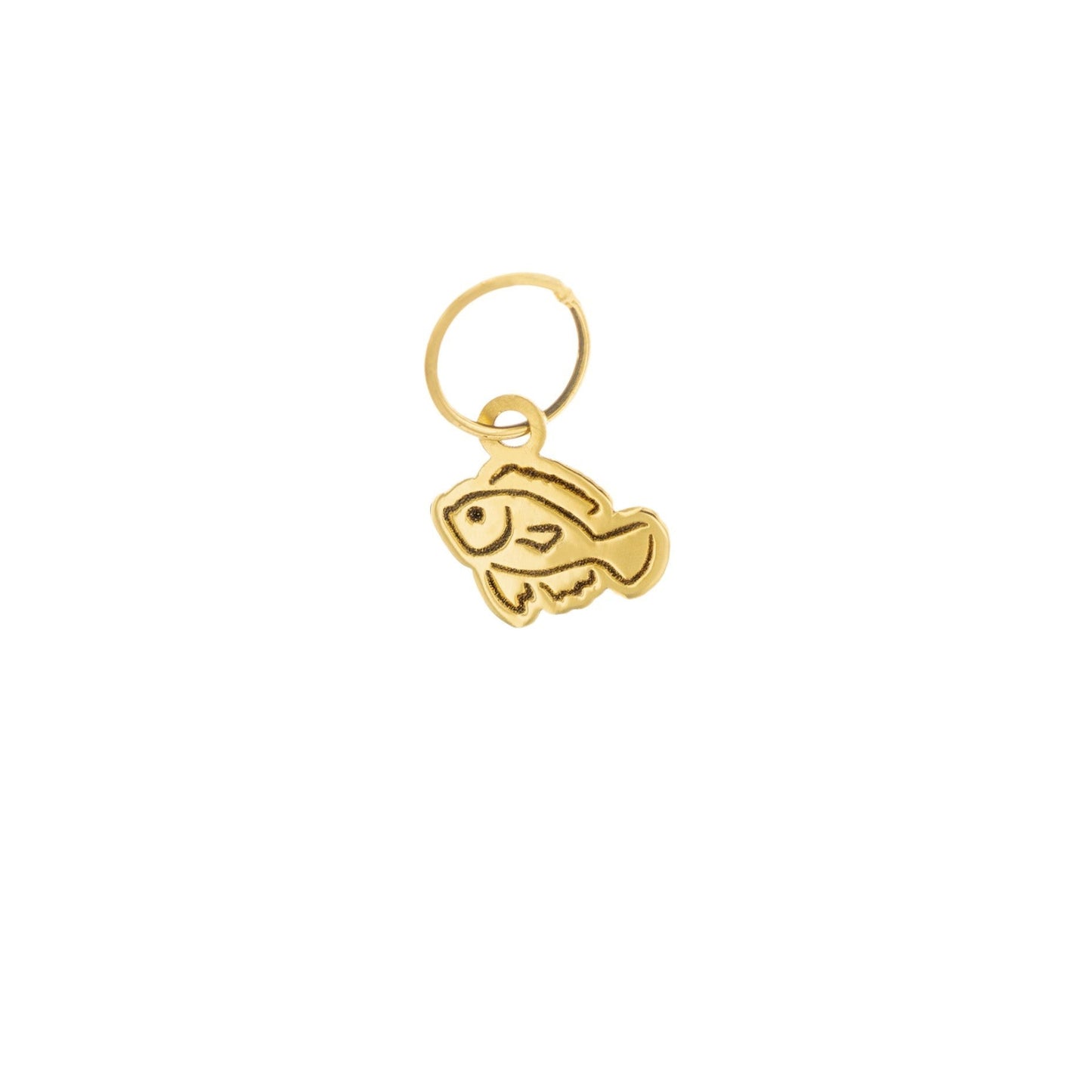 Medaglia in oro giallo o bianco. Raffigura un pesce inciso a laser, simbolo di libertà e rinascita. Disponibile in due modelli: una versione scavata, dal design più grande e arioso, con altezza 13 mm, e una versione incisa, piccola e discreta, con altezza 6 mm. Realizzata interamente a mano, è leggera e facile da indossare. Gioiello dal significato simbolico, perfetto come regalo o come portafortuna personale.