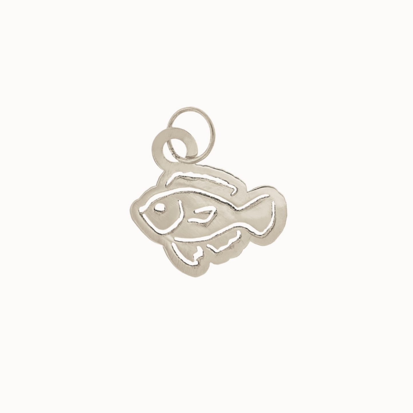 Medaglia in oro giallo, bianco o argento 925. Raffigura un pesce inciso a laser, simbolo di libertà e rinascita. Disponibile in due modelli: una versione scavata, dal design più grande e arioso, con altezza 13 mm, e una versione incisa, piccola e discreta, con altezza 6 mm. Realizzata interamente a mano, è leggera e facile da indossare. Gioiello dal significato simbolico, perfetto come regalo o come portafortuna personale.