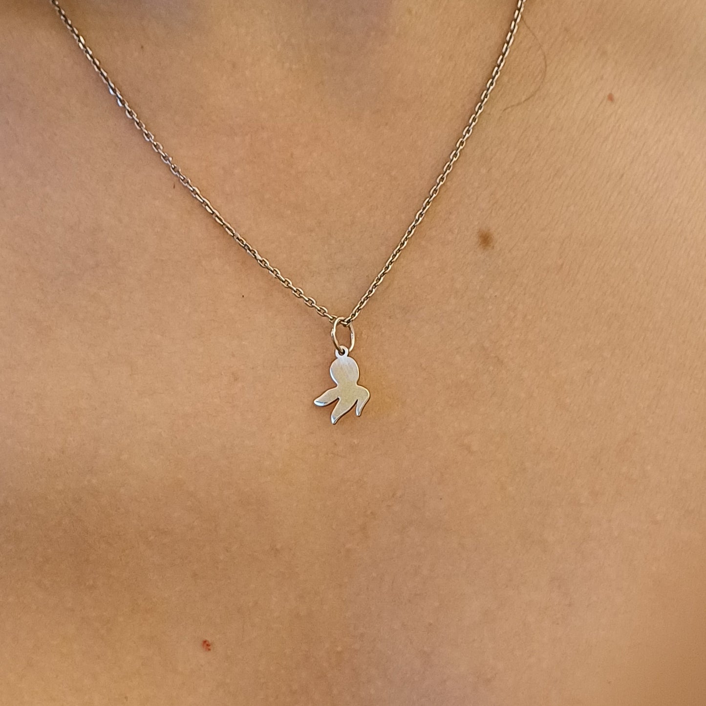 Medaglia in oro giallo, bianco o argento 925 raffigurante un polpo, realizzata a mano. Dimensioni: altezza 11 mm. Linee morbide ed essenziali, simbolo di curiosità e libertà marina. Un gioiello semplice e raffinato, facile da indossare tutti i giorni, adatto a chi ama il mare o cerca un portafortuna unico. Perfetto come regalo o come piccolo dettaglio personale dal carattere marino.