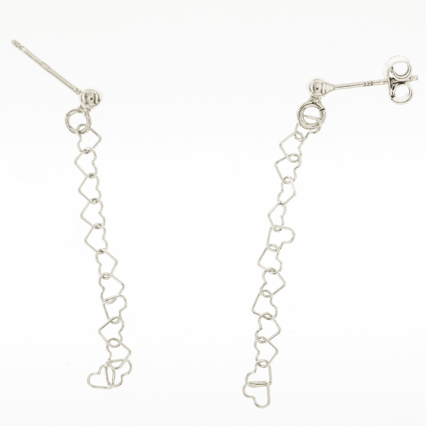 Questi orecchini pendenti sono realizzati in argento 925 nelle varianti Rodiato, Dorato e Ramato e presentano una catena leggera formata da piccoli cuori vuoti collegati tra loro. Il design è arioso e delicato, con una cascata sottile che ondeggia dolcemente con ogni movimento. La chiusura è a perno con farfallina, pratica e sicura. Il colore è un caldo oro giallo lucido, che riflette la luce in modo raffinato. Perfetti per chi ama i dettagli romantici e sofisticati.