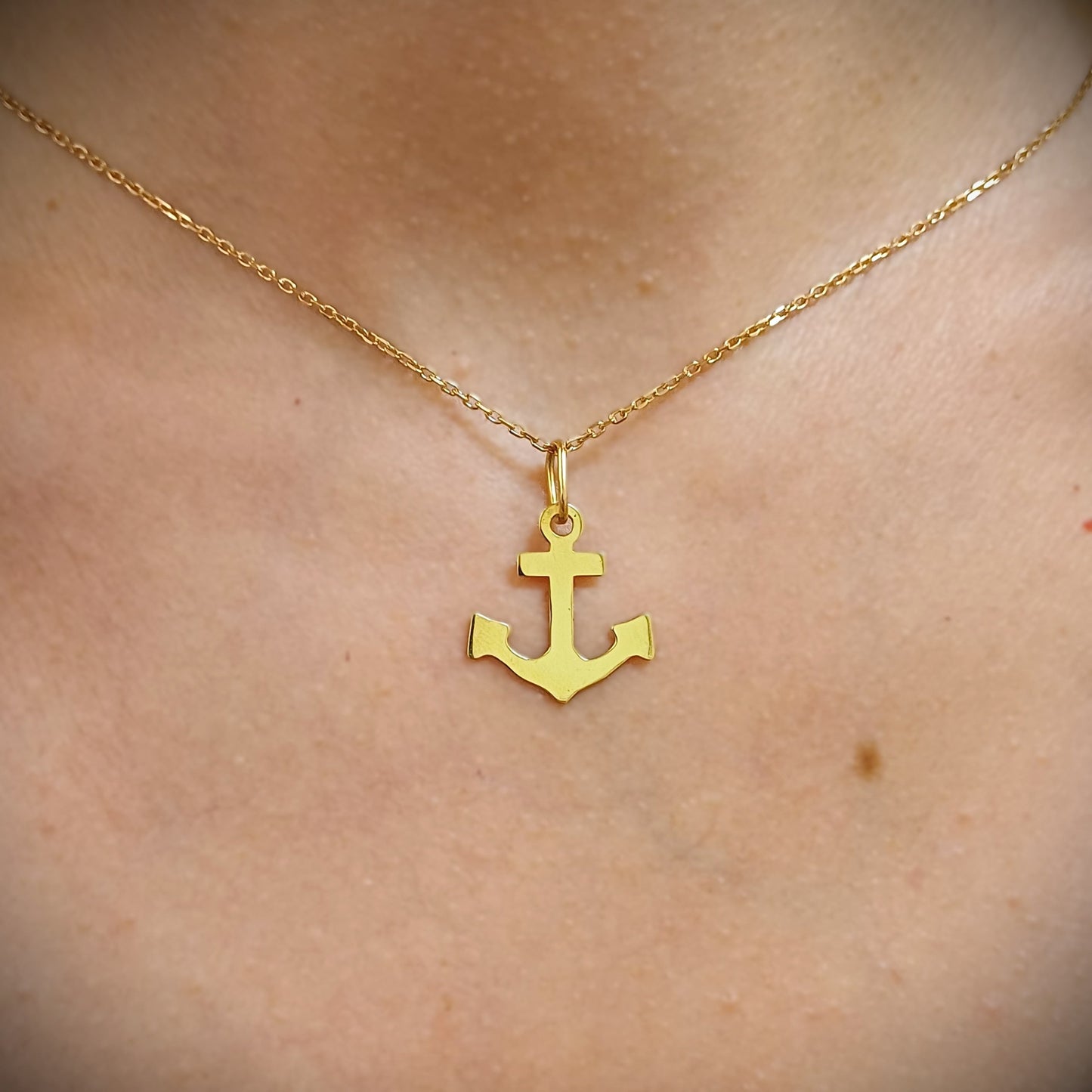 Questo gioiello è un pendente a forma di ancora, sottile e levigato, realizzato in oro 750. La superficie è incisa a laser per dettagli precisi e una finitura elegante. Pensato per chi apprezza la semplicità e il simbolismo, questo ciondolo racchiude l'abilità del nostro laboratorio orafo a Livorno. Ideale per aggiungere un tocco marittimo e chic alla tua collezione, con un design delicato della nostra linea SLIM.