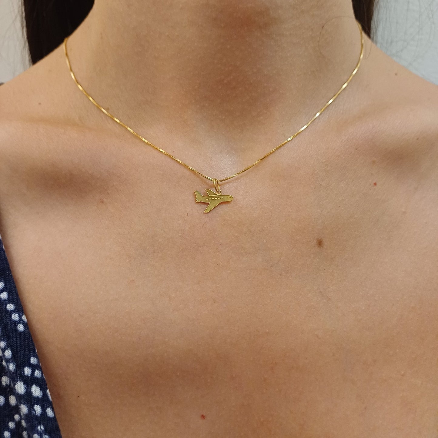 Il pendente a forma di aereo è realizzato in oro bianco, giallo o argento 925, perfetto per chi sogna viaggi. Ha una texture liscia e dettagli incisi a laser, che danno vita a finestrelle e forme precise. Creato con cura in un laboratorio orafo a Livorno, appartiene alla linea Gioielli SLIM, nota per la sua leggerezza e resistenza.