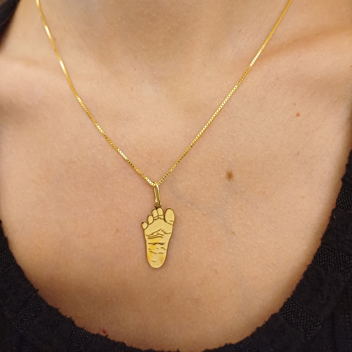 Pendente in oro 18kt o argento 925 raffigurante l’impronta del piedino del bebè. Altezza 15 mm, peso 1 g. Un gioiello simbolico e tenero, ideale come regalo di nascita o battesimo.