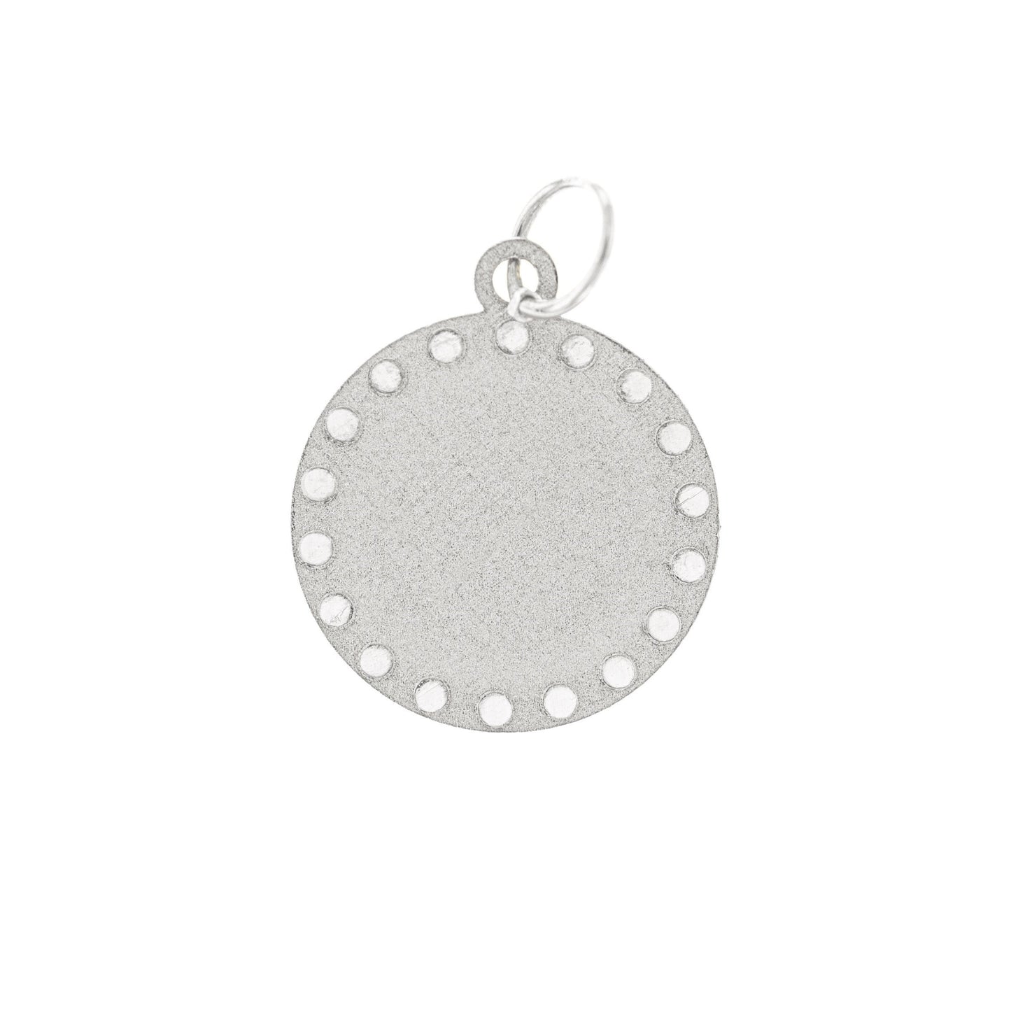 Questa medaglia tonda, larga circa un’unghia, ha un diametro di 15 millimetri. È realizzata a mano in oro 750 o argento 925 e ha una superficie liscia e lucida. Il bordo è decorato con una sequenza regolare di piccoli rilievi, come gocce in rilievo al tatto. Al centro, lo spazio è libero, perfetto per un’incisione personalizzata. Il tocco è fresco e regolare, con un piccolo anellino nella parte alta per appenderla a una collana o bracciale.