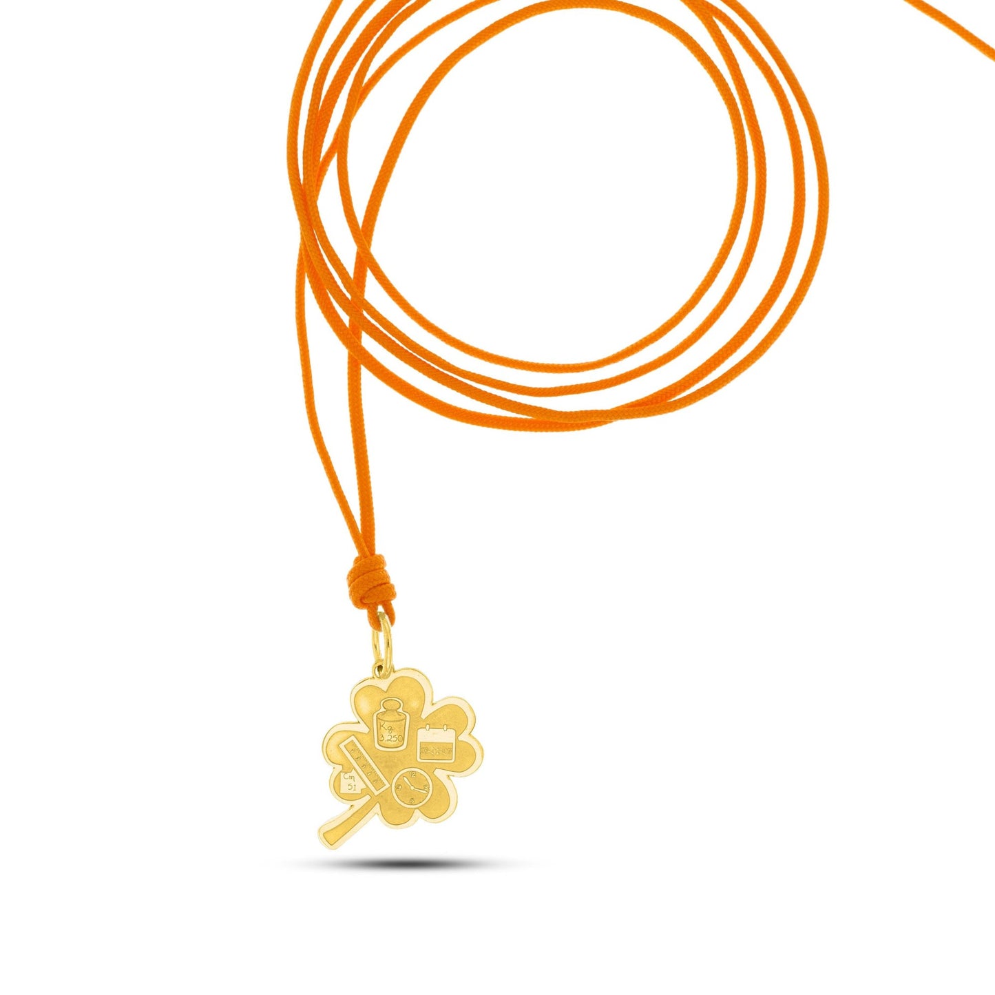 Il pendente a forma di quadrifoglio in oro o argento è un gioiello personalizzato che riporta i dati di nascita del bambino, inciso a laser con precisione nel laboratorio orafo a Livorno. Rappresenta la fortuna e l'affetto, e fa parte della linea Gioielli Baby. Il suo design unico e significativo permette di avere sempre con sé un ricordo del piccolo, trasformando ogni momento in un gesto d'amore.