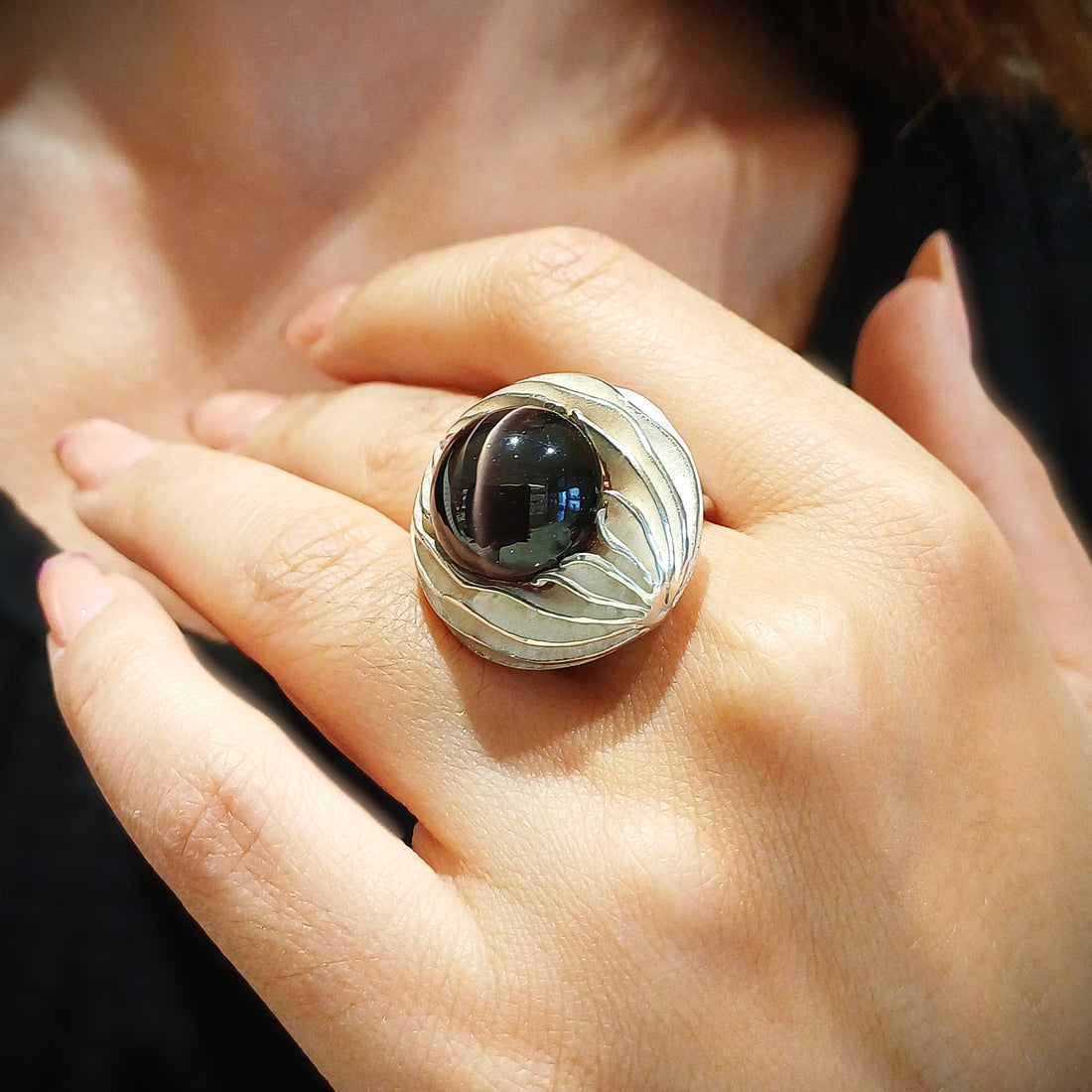 Anello in argento con diopside: eleganza, rarità e significato