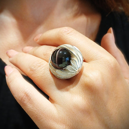 Anello in argento con diopside: eleganza, rarità e significato