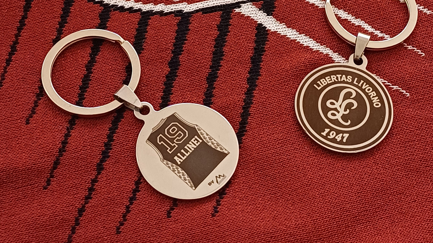 Portachiavi con incisione laser del logo Libertas Livorno 1947 e la magliatta ufficiale con numero e cognome