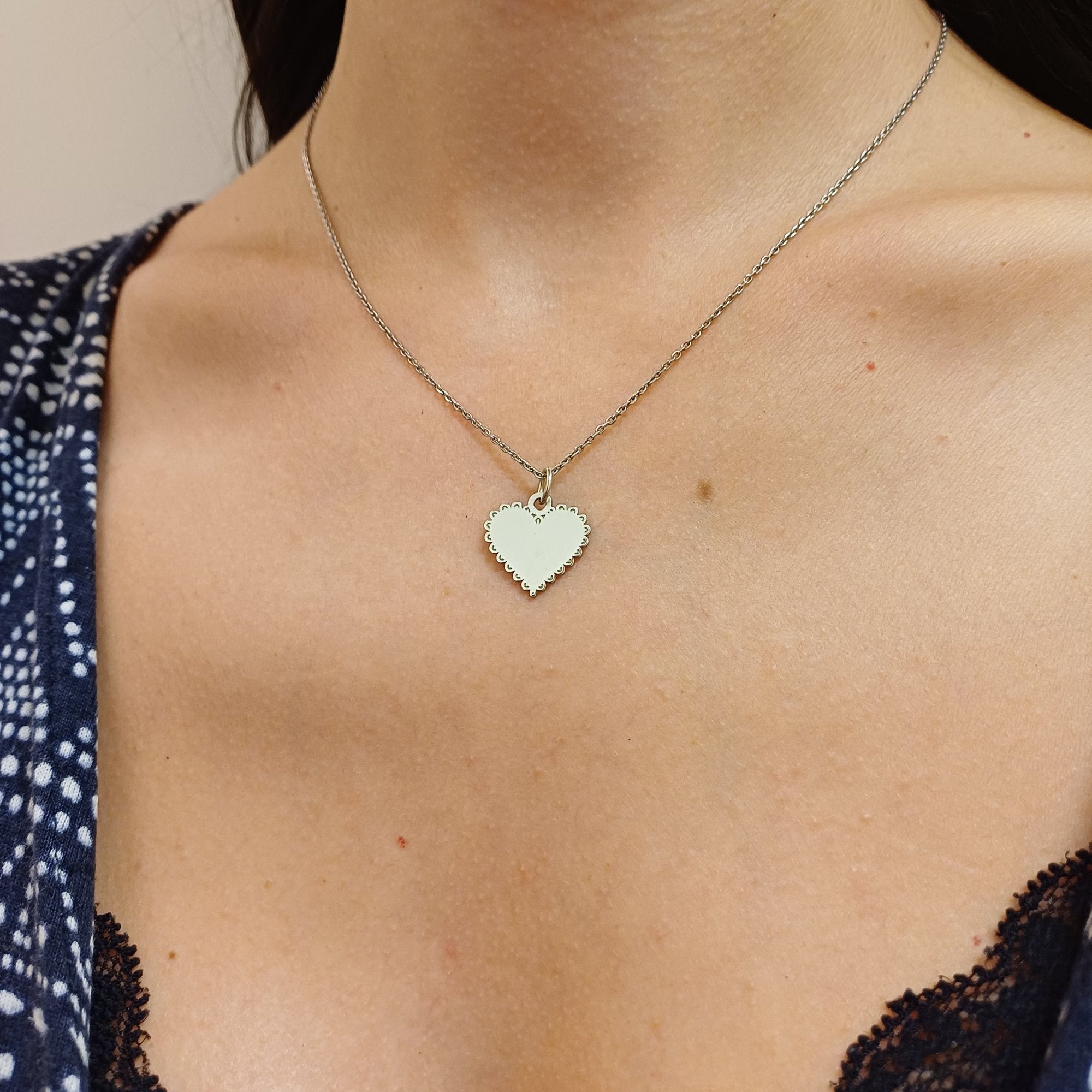 La collezione San Valentino offre gioielli unici, realizzati a mano nel laboratorio orafo Martini Gioielli. Oro 18 carati, argento 925 e incisioni laser per creare regali eleganti e personalizzati che celebrano l’amore eterno.