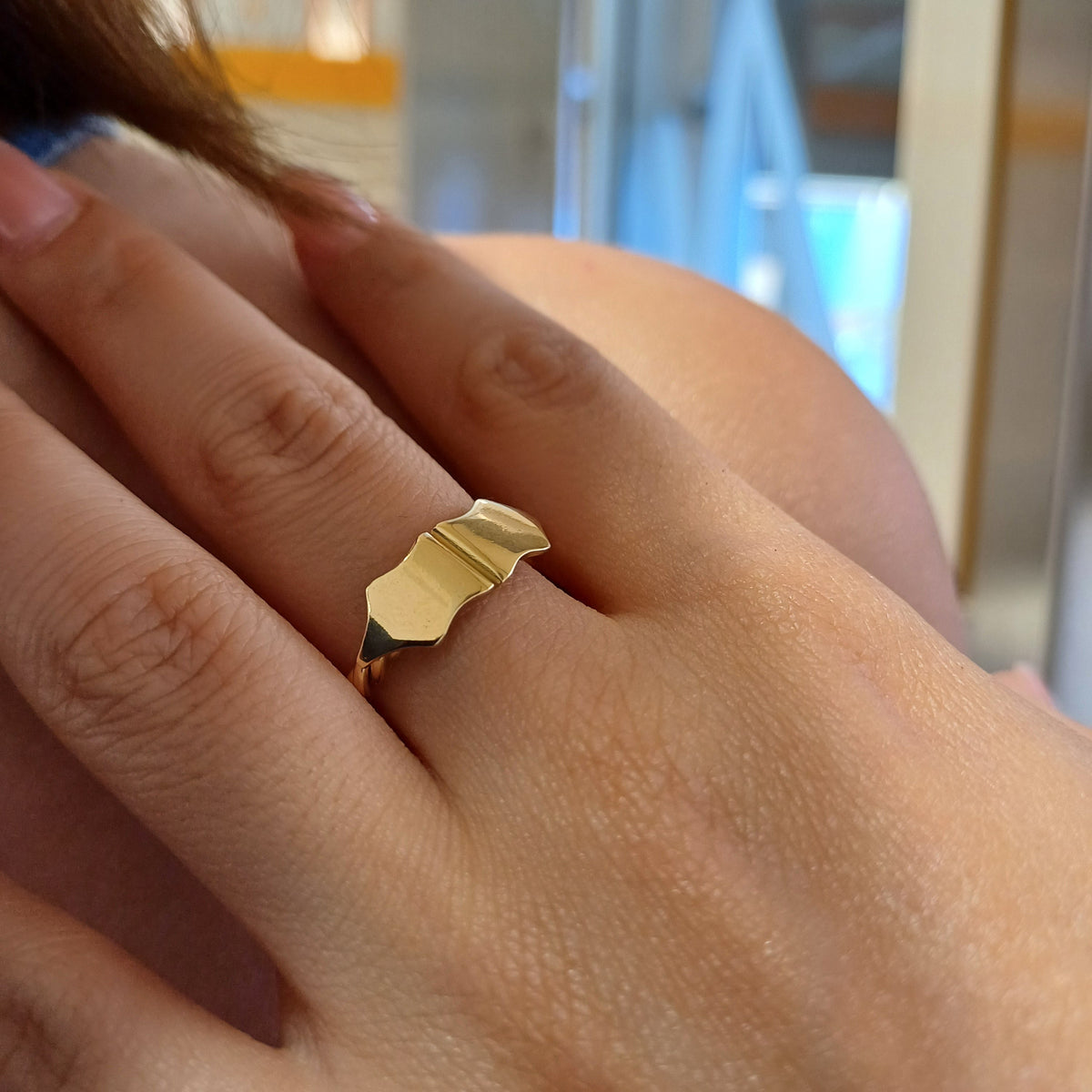 Anello Cordone Livornese in oro giallo 750 indossato al dito, con proporzione reale dell'anello sulla mano