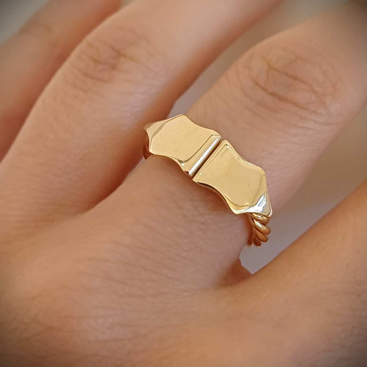 Anello Cordone Livornese in oro giallo 750 indossato, dettaglio ravvicinato delle due testine e del cordone ritorto
